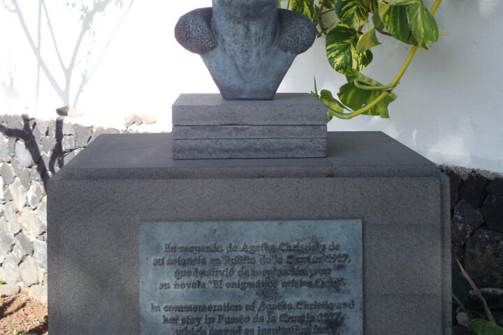 Bust commemorating Agatha Christie’s visit to Puerto de la Cruz