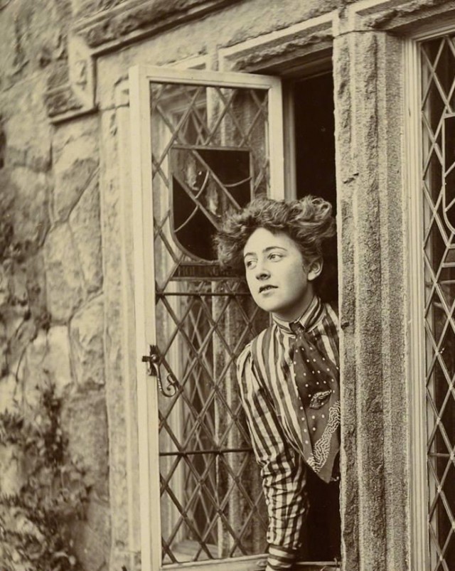 Agatha Christie in the 1910s. Photographer unknown; source: The Christie Archive Trust. Listed as public domain on Wikimedia Commons. Agatha Christie photographed as a young woman in the 1910s