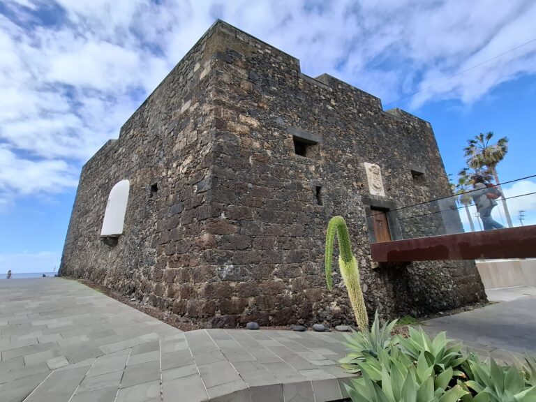Castillo San Felipe in Puerto de la Cruz, venue for the Teófilo Galán Ulla exhibition; photographed in 2025