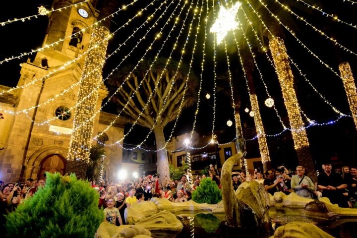Warm Christmas lights above families beside the church in Puerto de la Cruz
