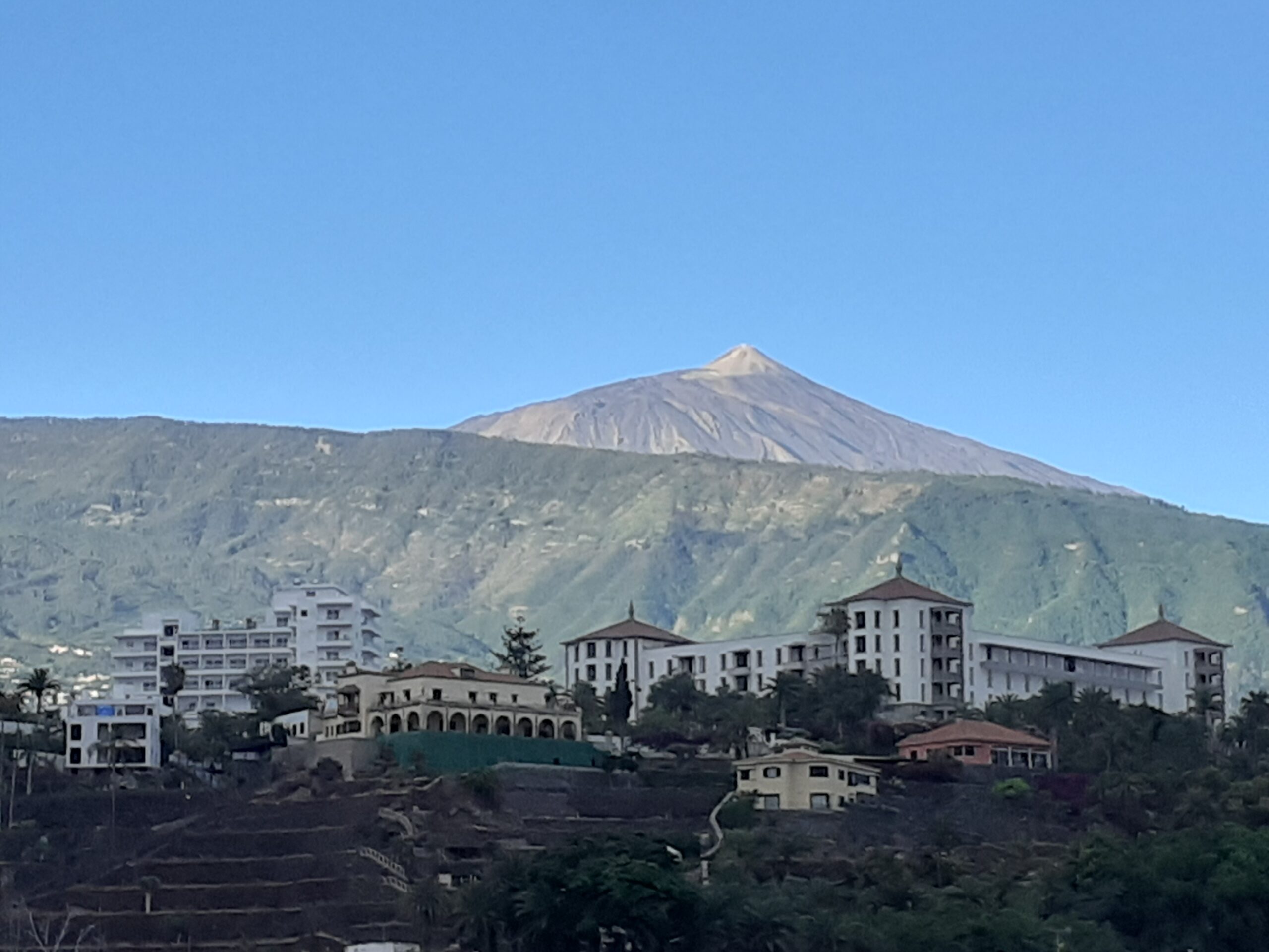 A present-day view of Mount Teide from Puerto de la Cruz. Photograph: Loisteixeiro, 2025; CC0.
