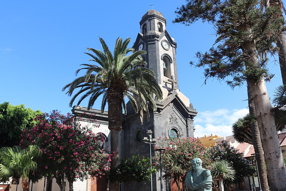 Peña de Francia church and leafy Plaza de la Iglesia in Puerto de la Cruz