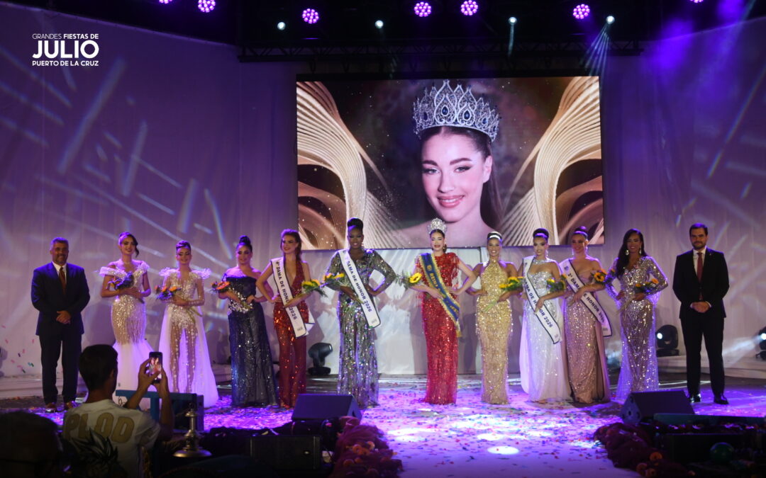 Performers and participants on stage at the Reina de las Grandes Fiestas gala in July 2026