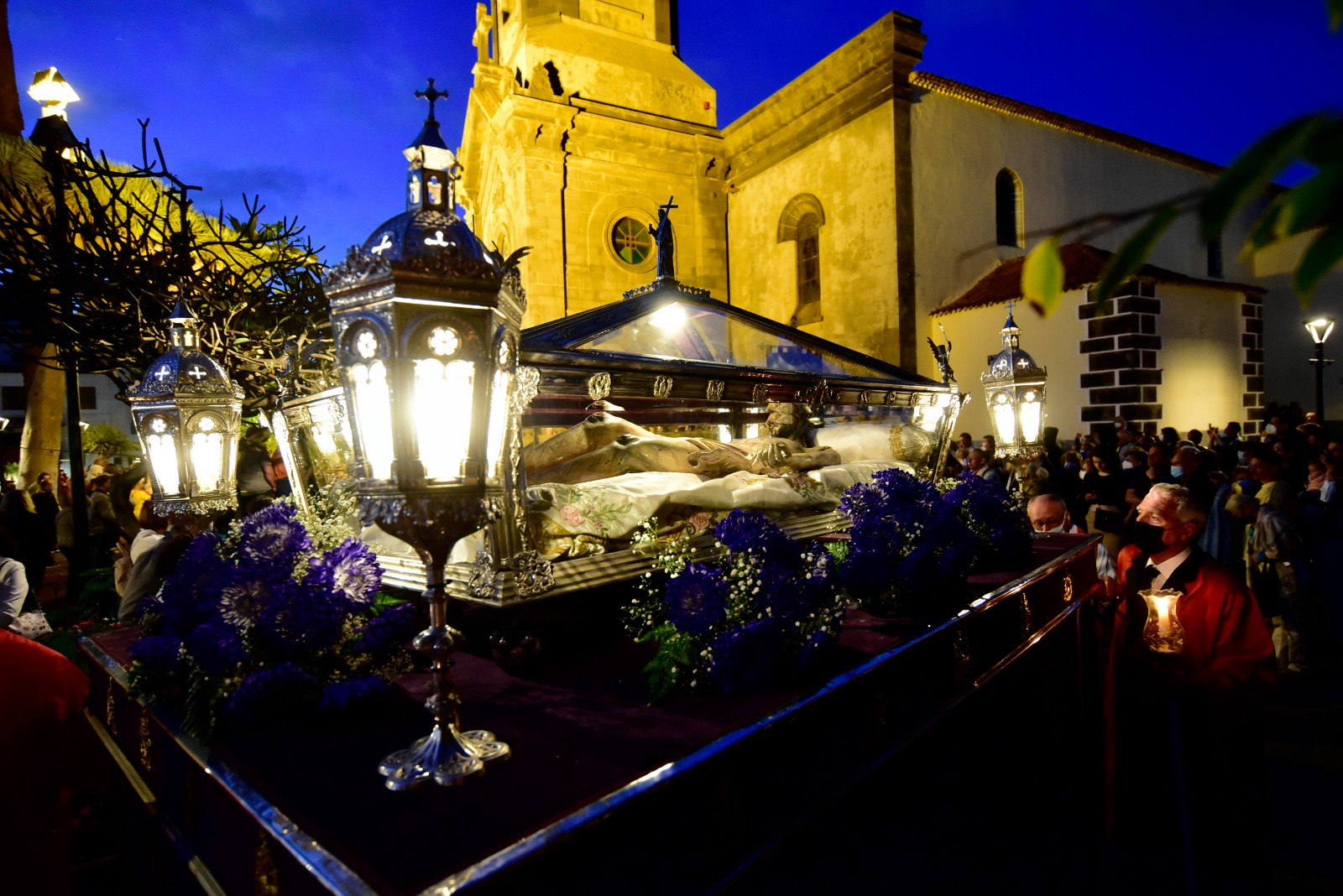 Santo Entierro image carried past Peña de Francia church in the Good Friday 2022 procession