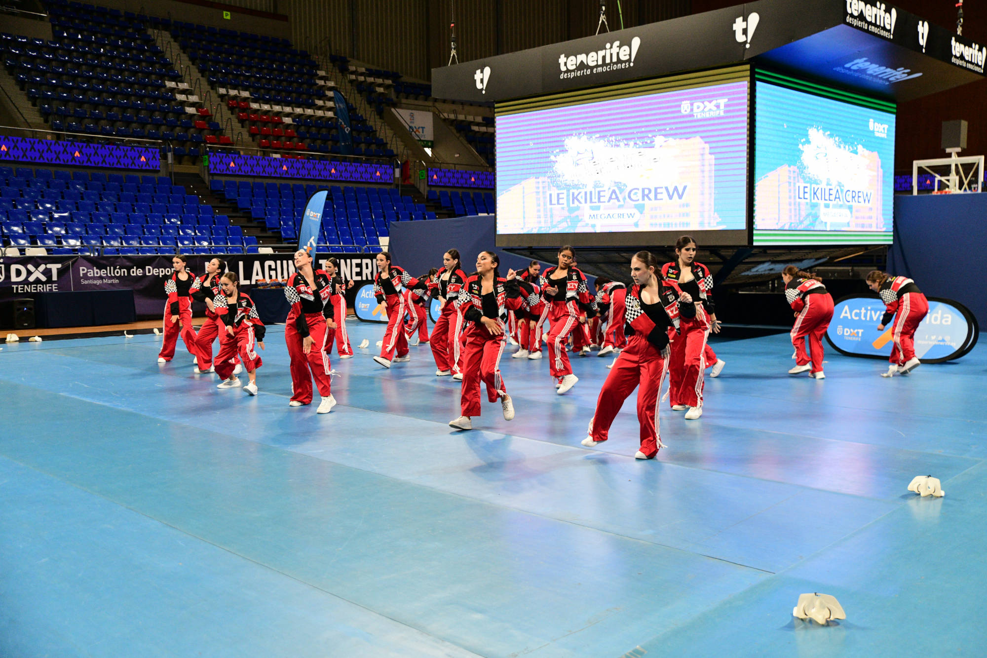 A dance crew at the 2025 Tenerife Urban Dance, held at Santiago Martín. Photo: Deportes Tenerife. Dance crew performing at the 2025 Tenerife Urban Dance championship