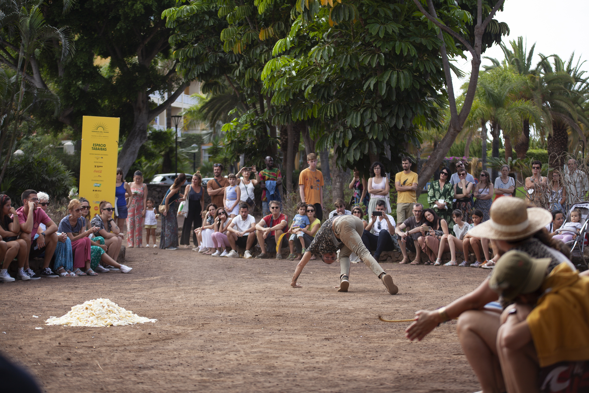Dancer performing outdoors among an audience in Parque de la Sortija